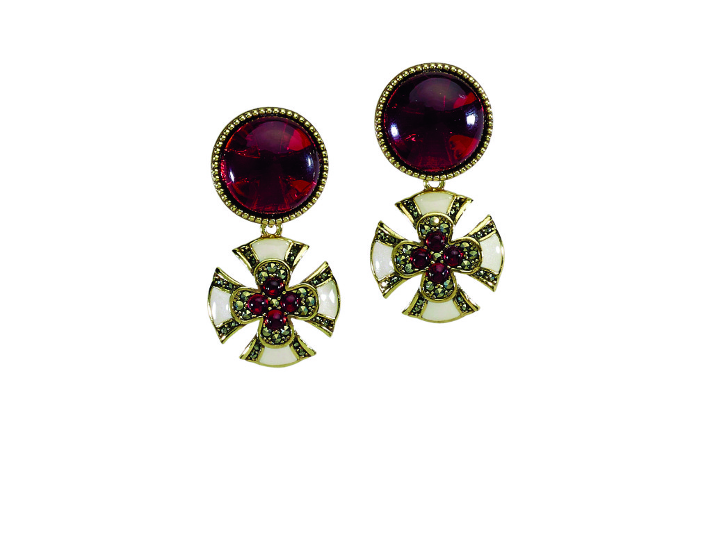 Misis, a local jeweler from the city of Vicenza, one of Italy’s major jewelry-producing towns and the site of the jewelry fair, has its own take on fashion. Natural and artificially colored quartz is combined with Plexiglas and gold-plated sterling silver in bold cuffs, necklaces and earrings.