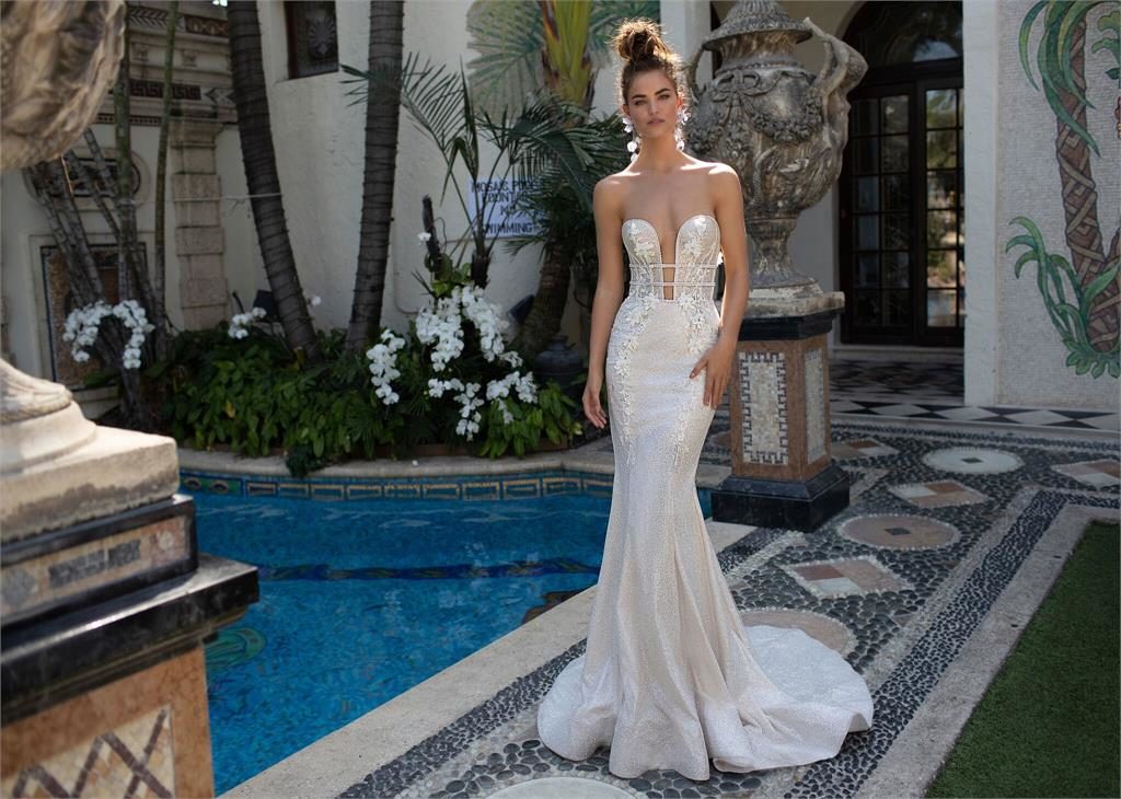 Mermaid bride gown by Berta