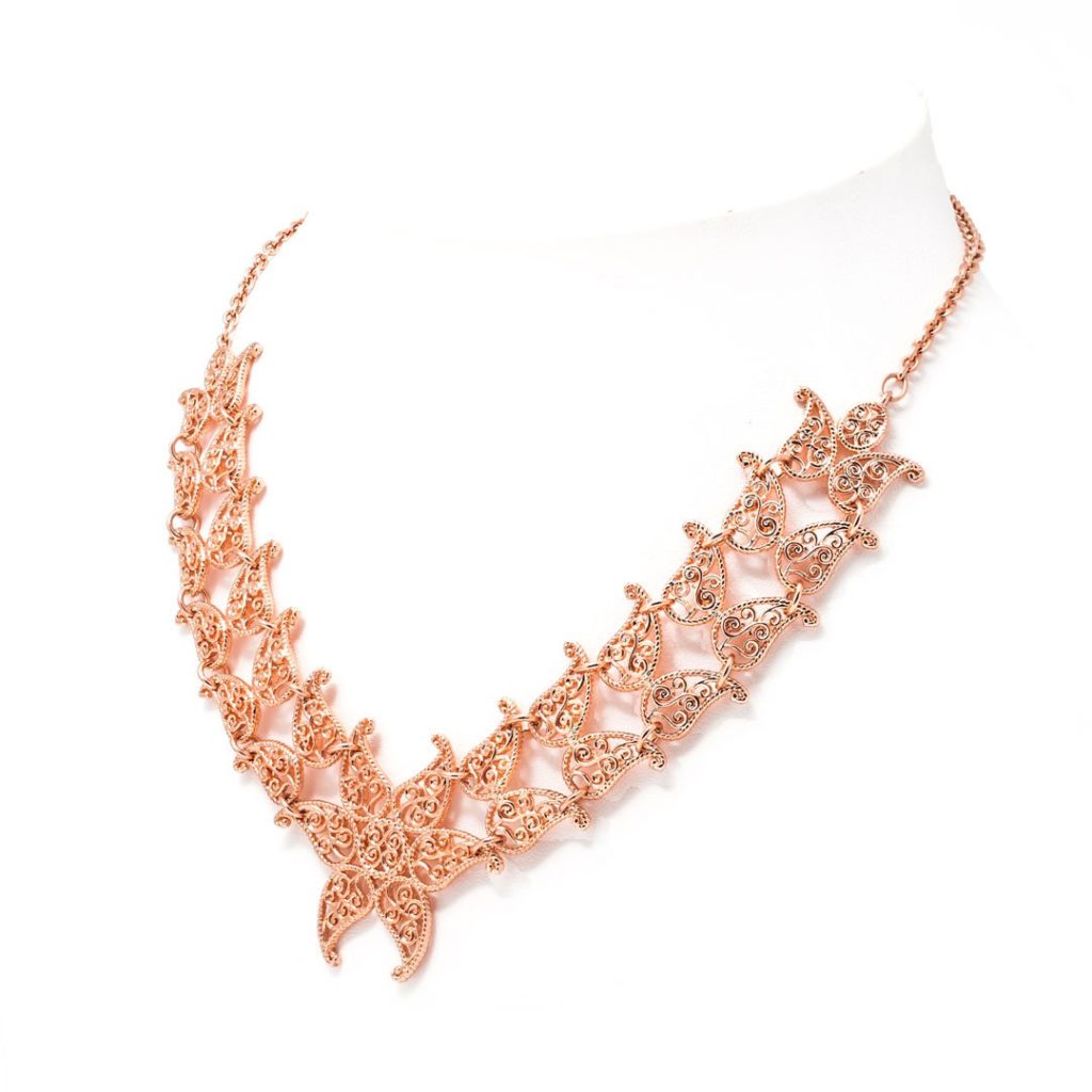 Filienna leaf necklace.